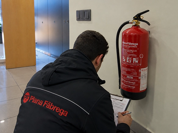 Especificacions tècniques de Posada en marxa i certificació de l'instal·lador